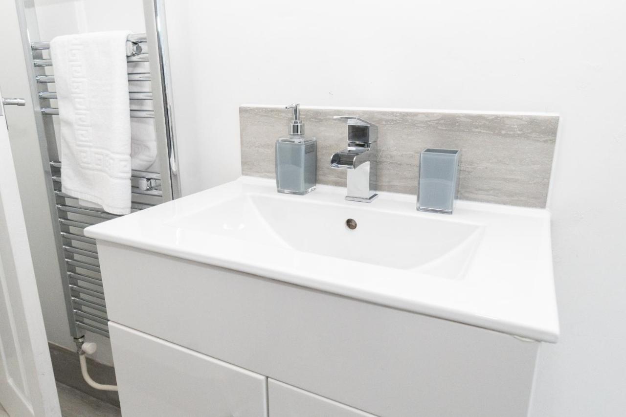 Business Friendly 3Br Home - King Size Beds & Centrally Located 스완지 외부 사진